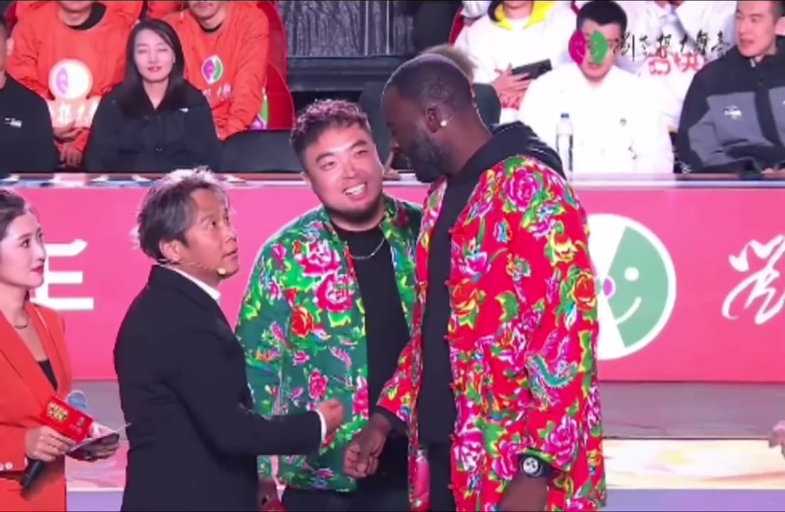 這個(gè)體型差絕了宋小寶是不是在對(duì)追夢(mèng)說你個(gè)損色