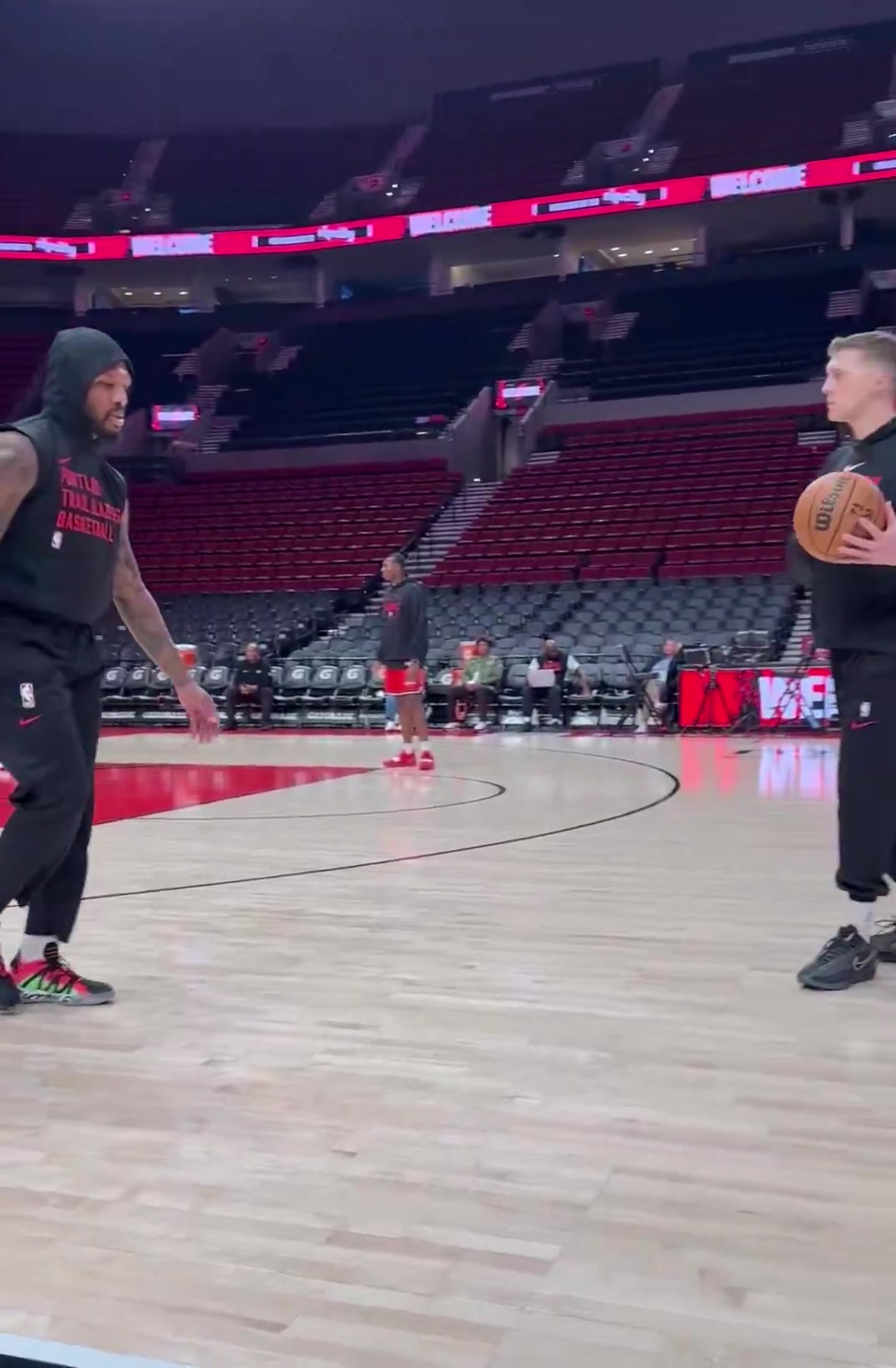 這狀態(tài)看起來很不錯啊利拉德已經(jīng)開始訓(xùn)練急停后撤步三分