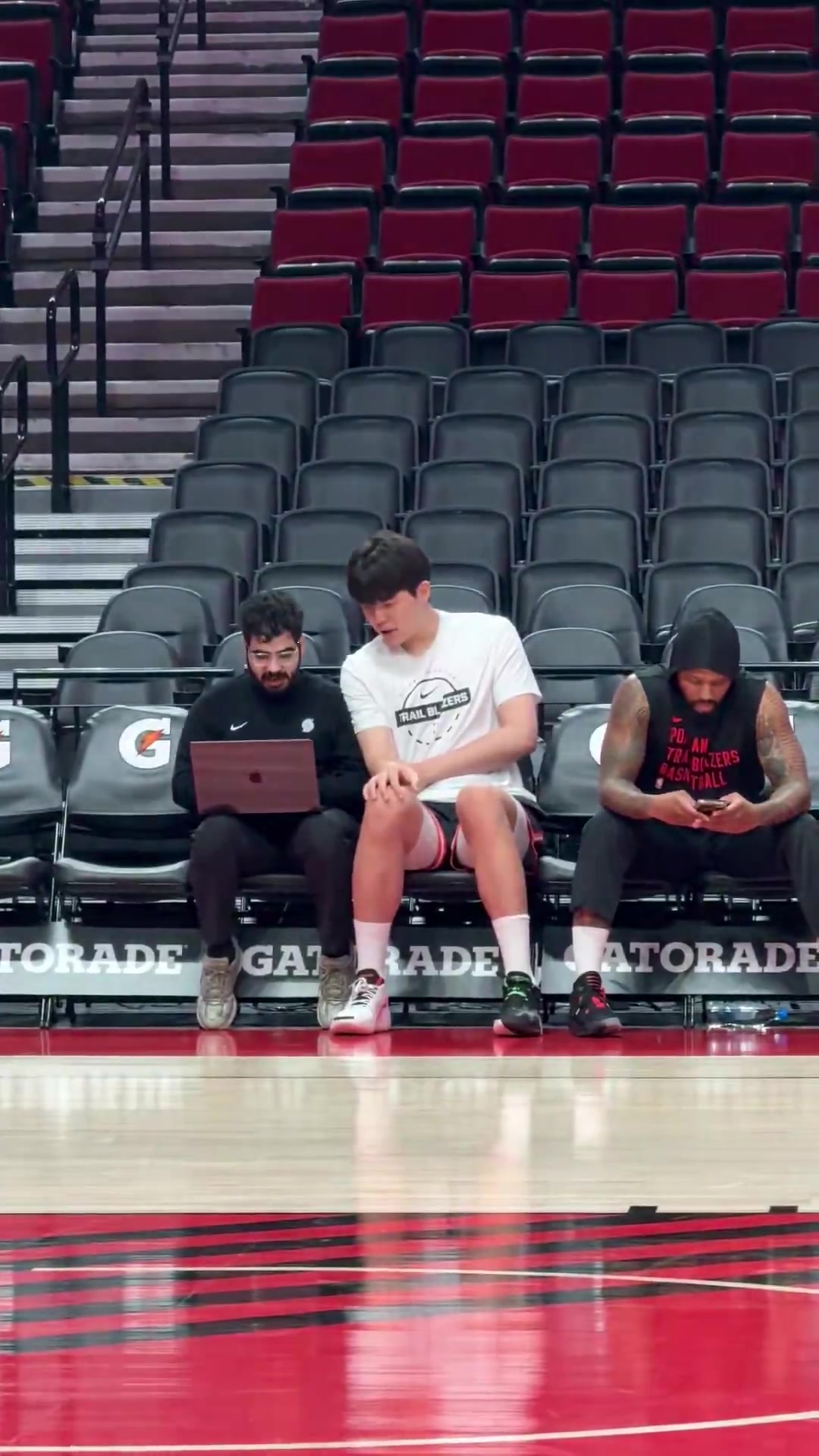 進步顯著楊瀚森無需翻譯陪同直接與助教復(fù)盤錄像參與訓(xùn)練