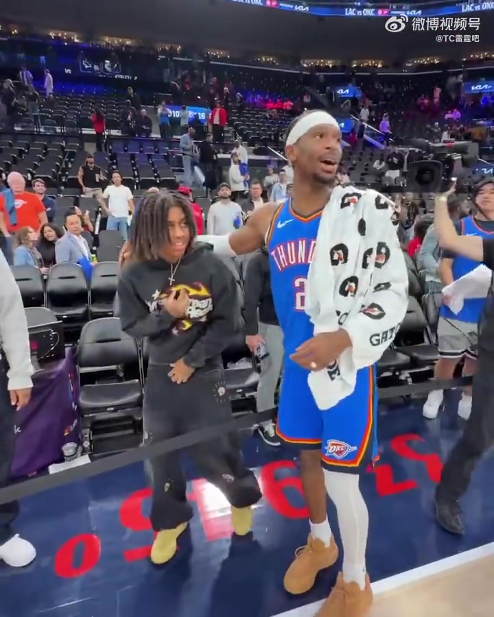 居然敢把師傅打爆了亞歷山大賽后和導(dǎo)師保羅開(kāi)心打招呼 居然敢把師傅打爆了亞歷山大賽后和導(dǎo)師保羅開(kāi)心打招呼