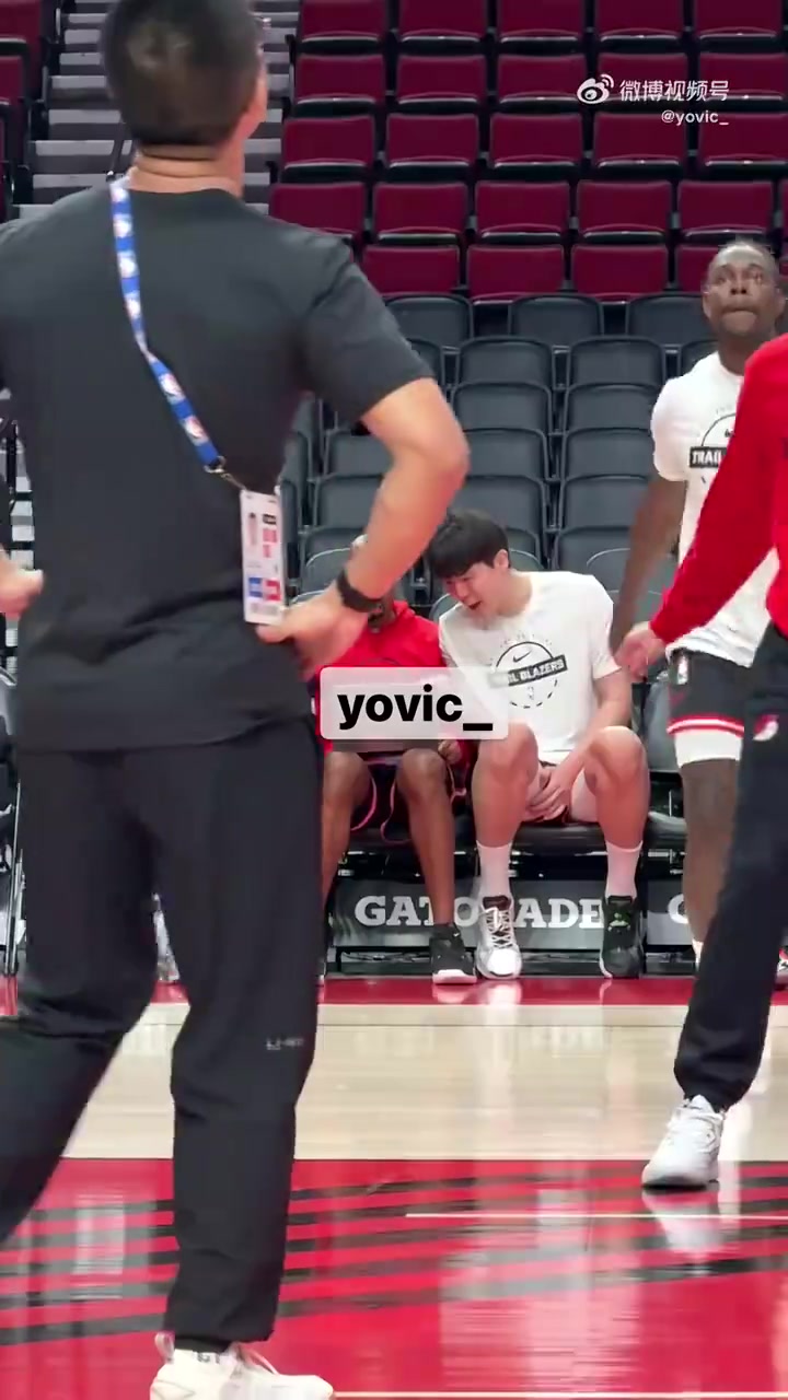 隊記楊瀚森在上場熱身前獨自和教練組一起看錄像交流細節(jié)