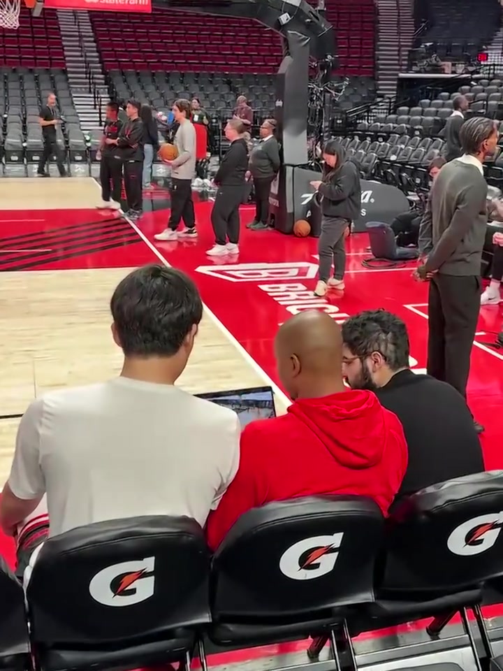 非常專注助教給楊瀚森分析錄像小楊目不轉(zhuǎn)睛仔細聽講