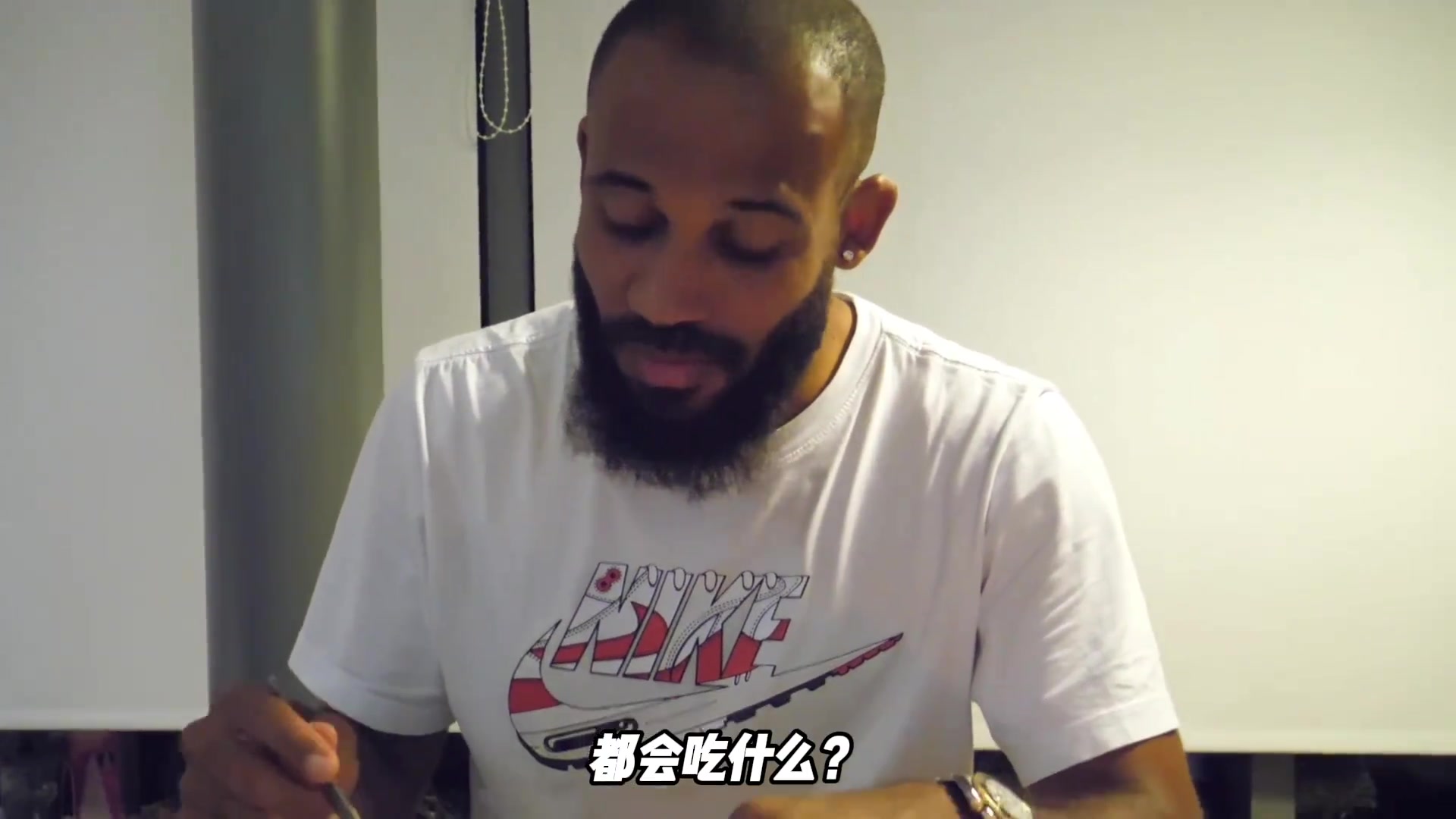 也是會彈琴的男人來看看姆貝莫訓(xùn)練完后回家晚餐都會吃什么