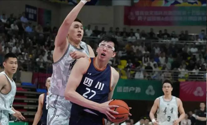 全力沖擊600萬(wàn)！周琦20分鐘爆砍24+18，球迷：打有錢的比賽就來(lái)勁