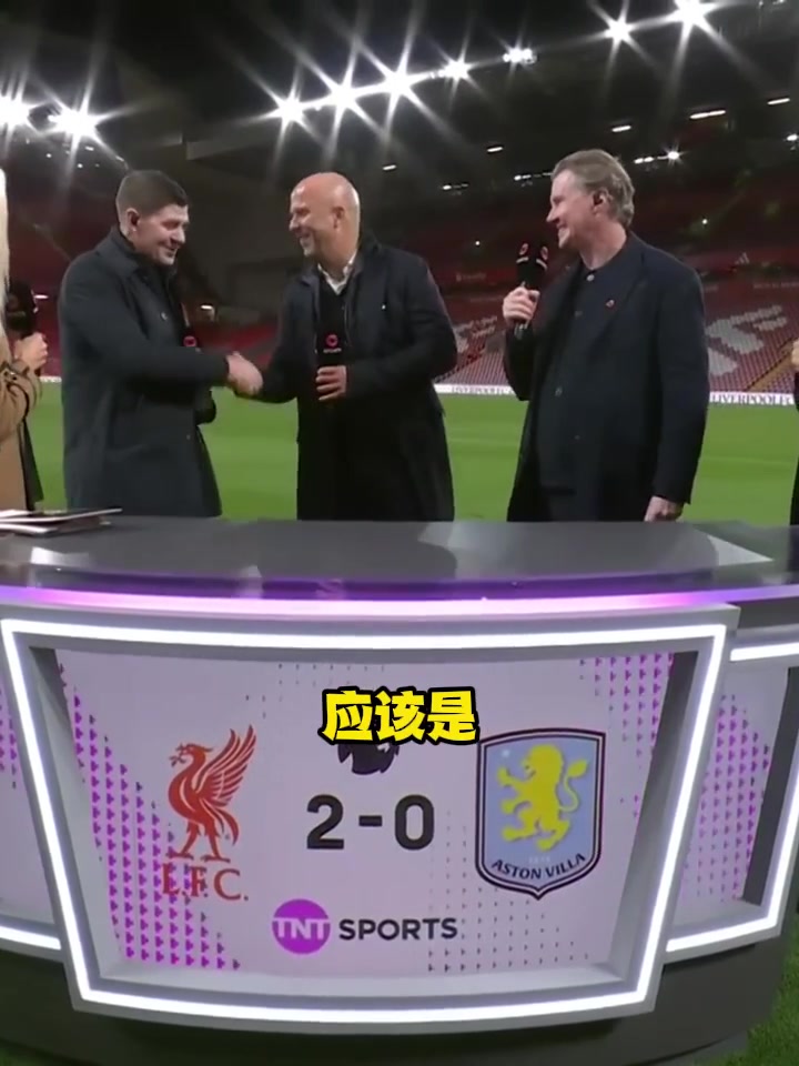 被問是邀請杰拉德加入球隊還是觀看訓(xùn)練斯洛特看了看杰隊肚子