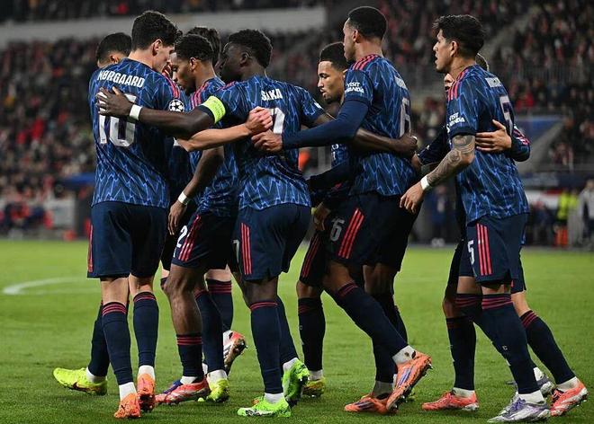 踢瘋了！英超第1豪取10連勝+歐冠全勝，15歲小將創(chuàng)造歷史