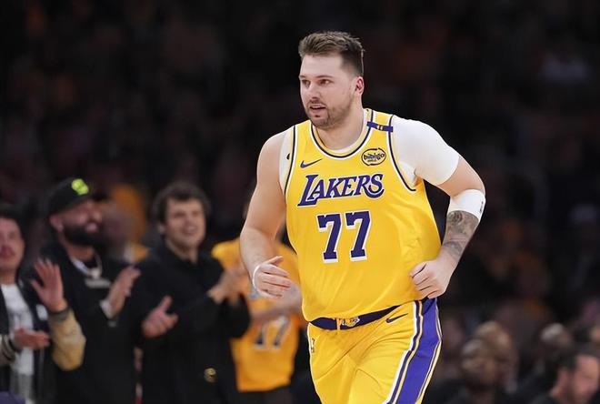 湖人VS馬刺前瞻：東契奇復(fù)出，湖人沖擊5連勝，艾頓PK文班亞馬