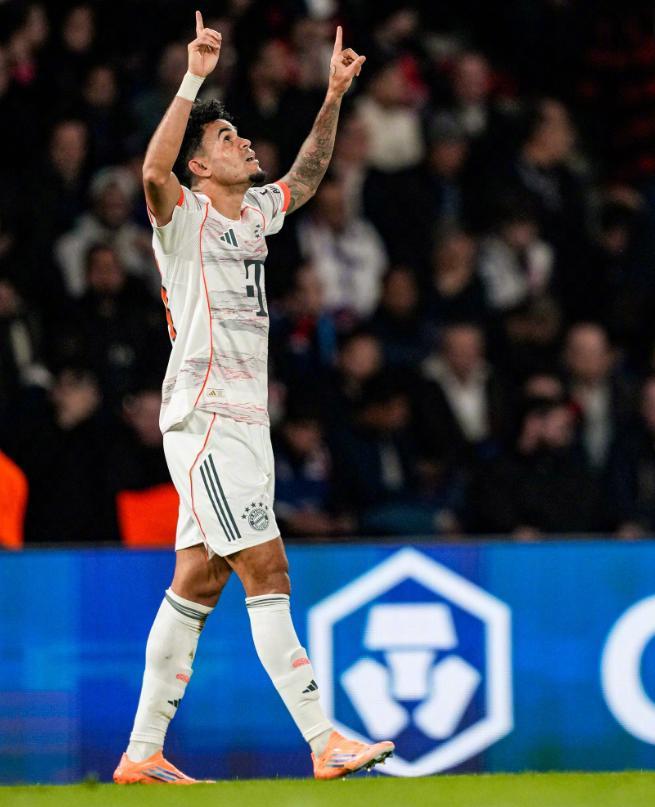 迪亞斯雙響創(chuàng)紀錄+染紅離場，拜仁2-1大巴黎，打破魔咒豪取16連勝