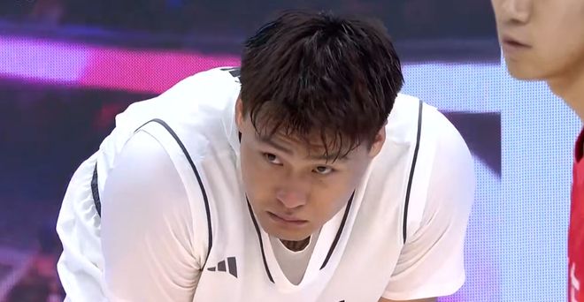 看瞭周鵬攤手後又推人的暴躁舉動，才發(fā)現(xiàn)，廣東想沖金還差點火候