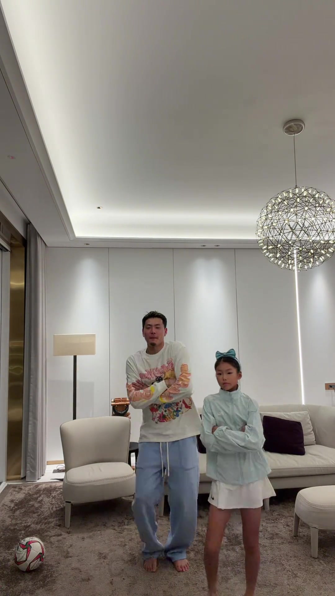 父女互動王大雷社媒發(fā)布與女兒一起跳舞調(diào)侃道一點(diǎn)天賦沒有