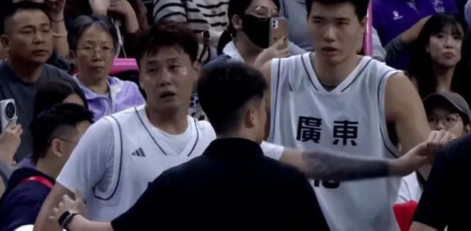 廣東隊首戰(zhàn)告捷，徐傑19分全隊最高卻遭杜鋒批評，趙睿激動哭瞭