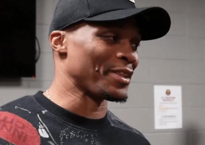 這和傳言說的不符?。⊥僦毖裕壕蚪鸩幌胱屛一氐角蜿?duì)！