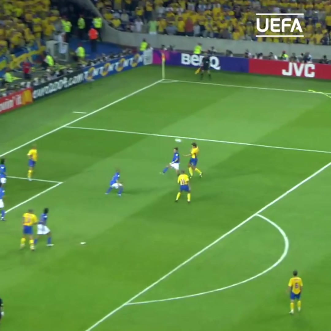 2004年歐洲杯伊布打進(jìn)載入史冊的蝎子擺尾