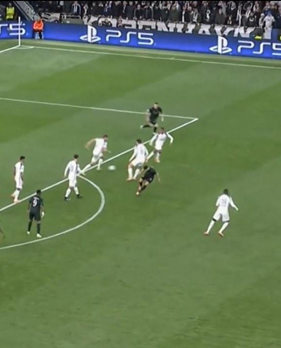 世紀(jì)助攻？范德芬奔襲全場(chǎng)破門(mén)，帕利尼亞收獲個(gè)人歐冠首次助攻