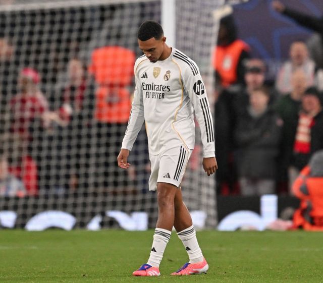 歐冠復仇之夜：皇馬飛翼出場 6萬人狂噓！球迷拉橫幅嘲諷