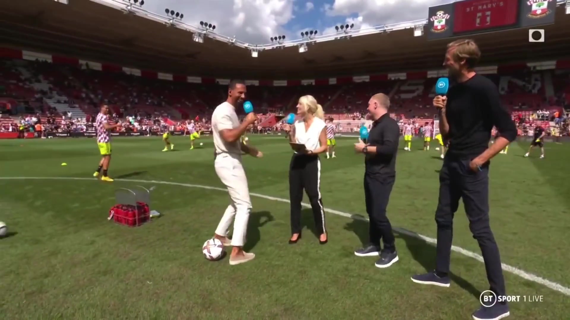 不愧是黃金射術(shù)名場面C羅賽前熱身用水滋旁邊的費(fèi)迪南德