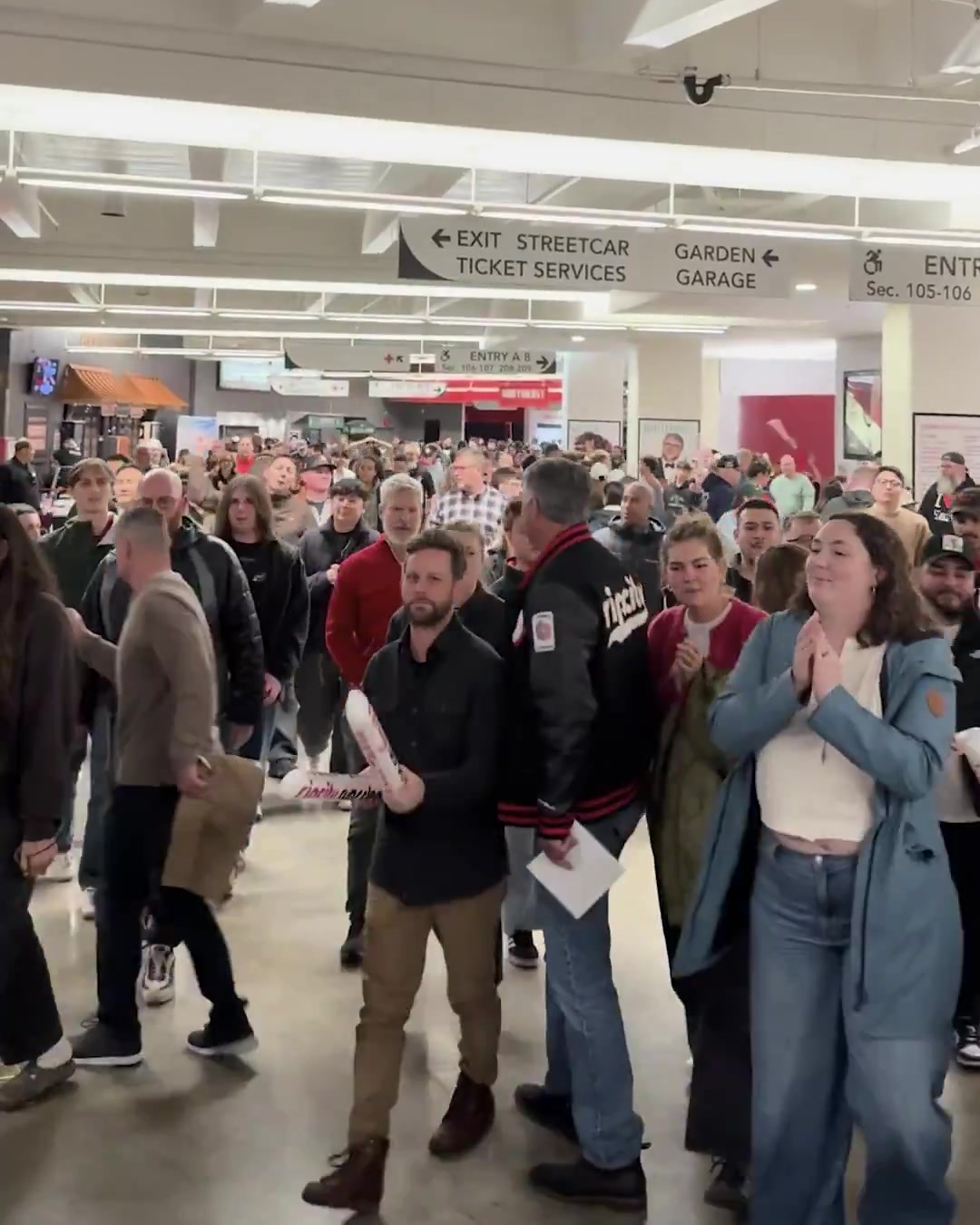 開拓者贏了聯(lián)盟第一的雷霆主場球迷賽后開心得不得了