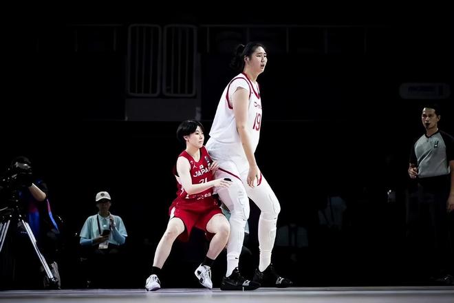 2米26女姚明歸來！全運(yùn)會(huì)15分鐘狂轟26分，對(duì)手從報(bào)名開始就輸瞭