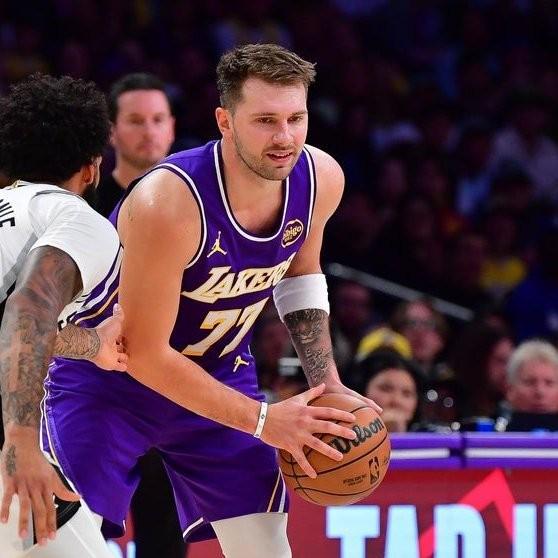 攻防全能，東契奇27中9砍35分9板13助5斷2帽，罰球17中13