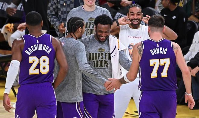 湖人贏瞭！2分險(xiǎn)勝馬刺，迎來5連勝，湖人反超升至西部第二