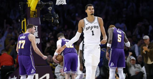 文班：比賽節(jié)奏對(duì)我來(lái)說(shuō)感覺(jué)有點(diǎn)快 以前沒(méi)見(jiàn)過(guò)這樣的防守