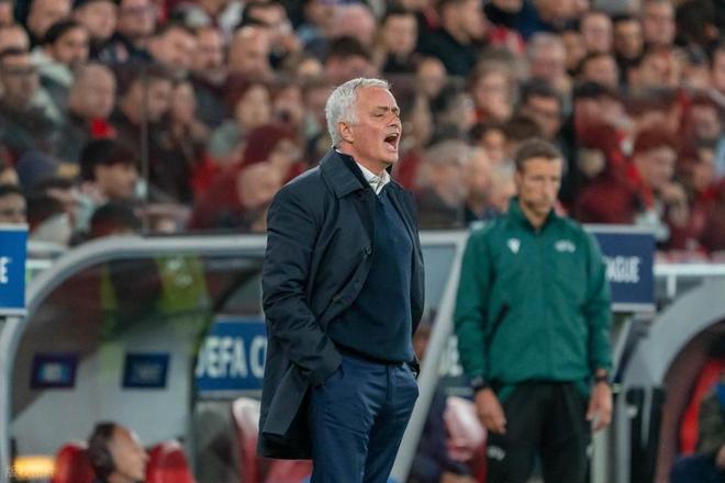 轟21腳輸0-1！4連敗后62歲穆帥破防再?lài)姴门校撼舐v容藥廠不道德