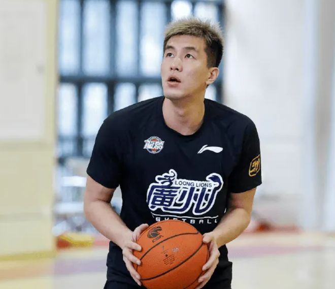 郭艾倫正式回廣州備戰(zhàn)新賽季！與主帥愉悅溝通，狀態(tài)保持不錯！