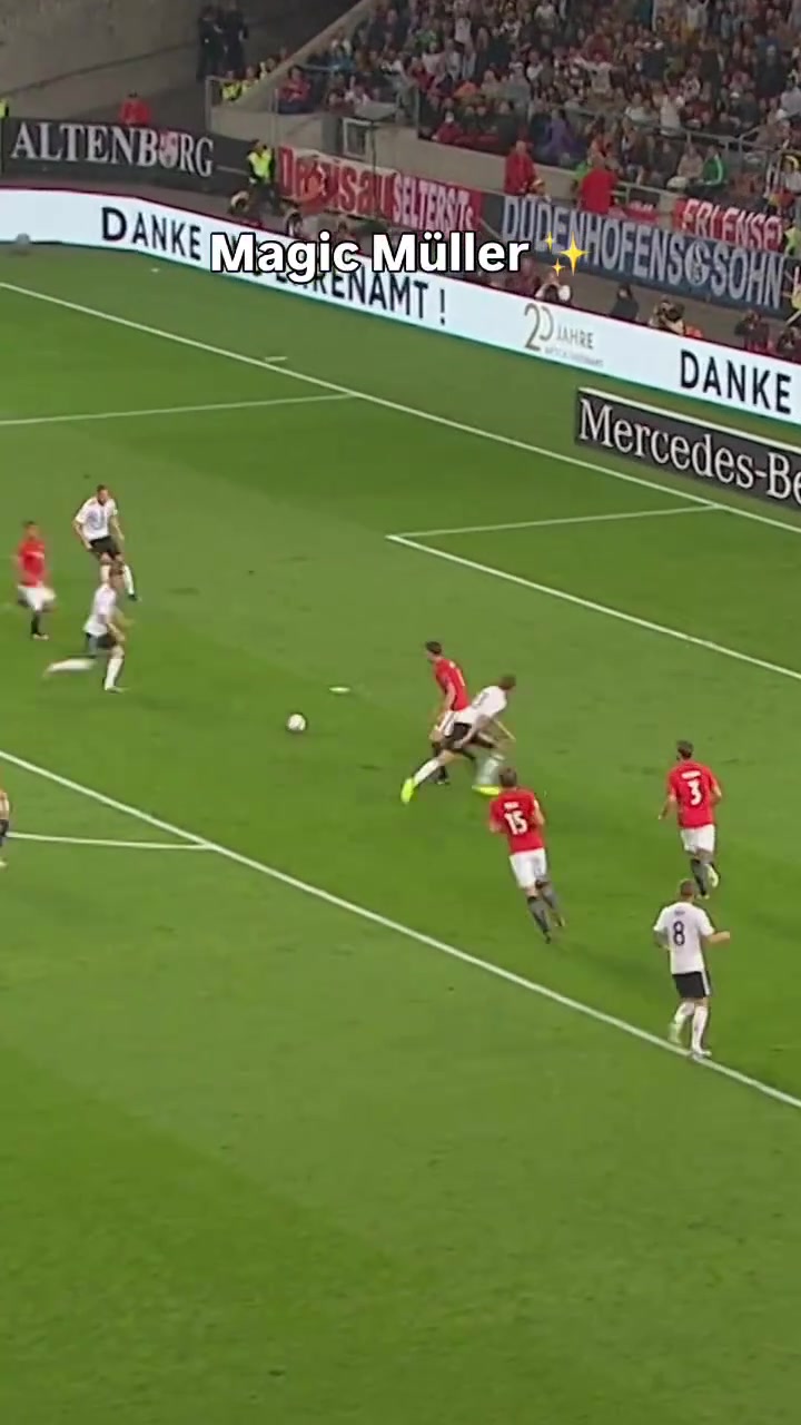 前場僚機(jī)穆勒不如這球我和克羅斯一人加一個助攻吧