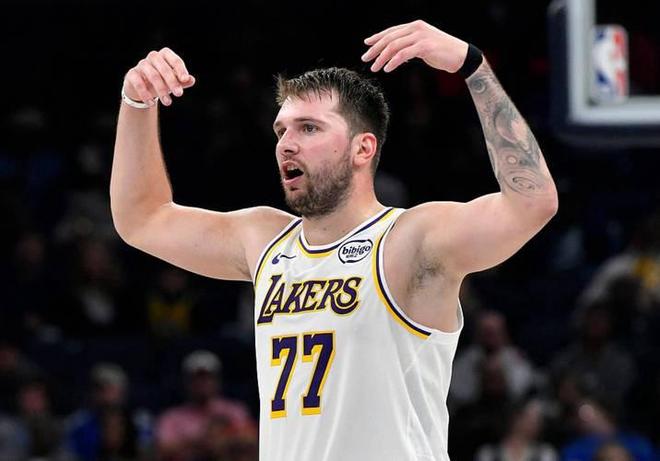 東契奇五戰(zhàn)封神！200+55+46創(chuàng)NBA最佳開(kāi)局，湖人豪取五連勝