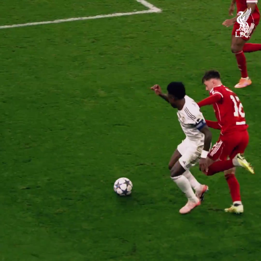 完美利物浦官方怒贊布拉德利1v1防守維尼修斯