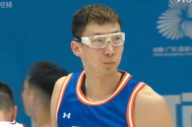 三戰(zhàn)全勝穩(wěn)居小組第一！四川隊(duì)33分大勝，胡金秋33+6周琦25+11！