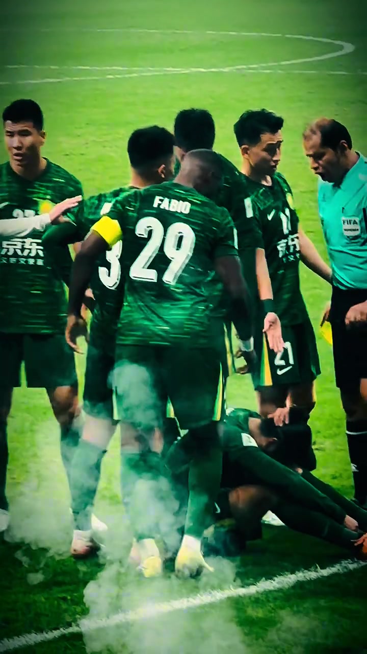 疼實拍張玉寧與對手發(fā)生小沖突后一直捂著自己的后腦勺