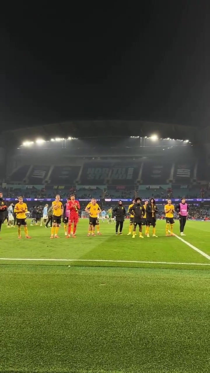 面對強(qiáng)敵一場大敗多特賽后的謝場環(huán)節(jié)這賽季未來如何呢