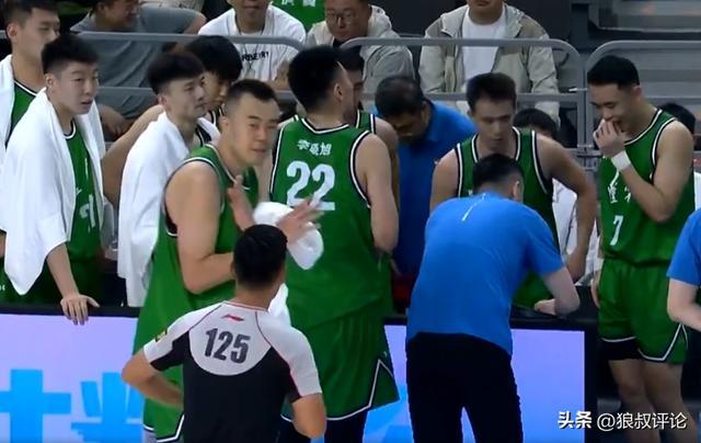 韓德君4中4獨(dú)砍10+7燃盡一戰(zhàn)！末節(jié)主動下場休息大口喝水引熱議