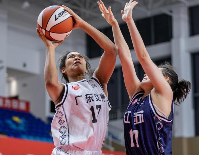 轟28+8！中國(guó)女籃17歲1米85混血新星崛起：全運(yùn)會(huì)挑戰(zhàn)2米26張子宇