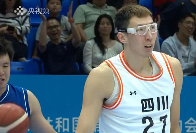 四川19分大勝上海，四戰(zhàn)全勝晉級(jí)八強(qiáng)，周琦19+12李弘權(quán)19+11
