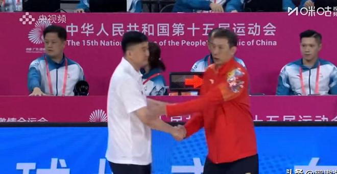 拿600萬(wàn)，全場(chǎng)7中0+罰球不中，杜鋒不爽，球迷：分300萬(wàn)給徐傑吧