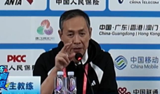 許利民：因?yàn)槟ズ掀诙瘫本┤\(yùn)男籃需要交學(xué)費(fèi)，這對(duì)後面幫助很大