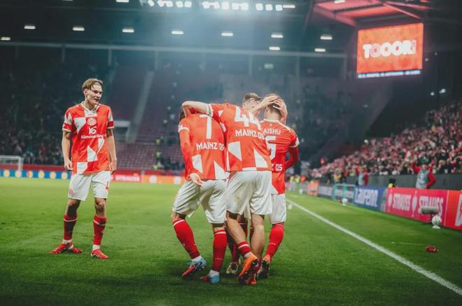 逆轉(zhuǎn)！韓國(guó)球員助攻+破門上演絕殺，德甲保級(jí)隊(duì)翻盤保持全勝