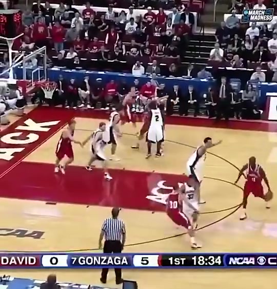 就此開啟巨星之路回顧17年前庫里瘋?cè)褶Z40分助隊取勝