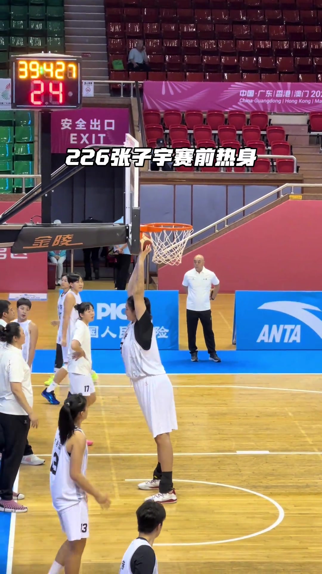 籃球從未如此簡單從張子宇跳球開始比賽失去懸念對手都笑了
