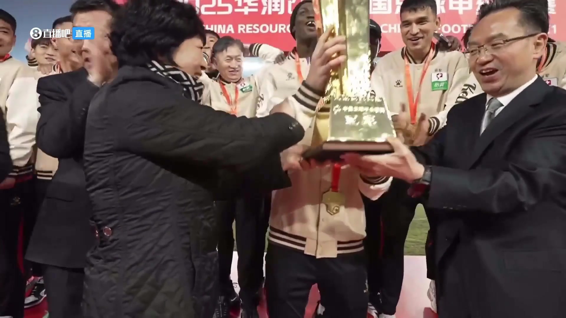 捧杯時刻遼寧鐵人眾將舉起中甲冠軍金杯慶祝奪冠沖超