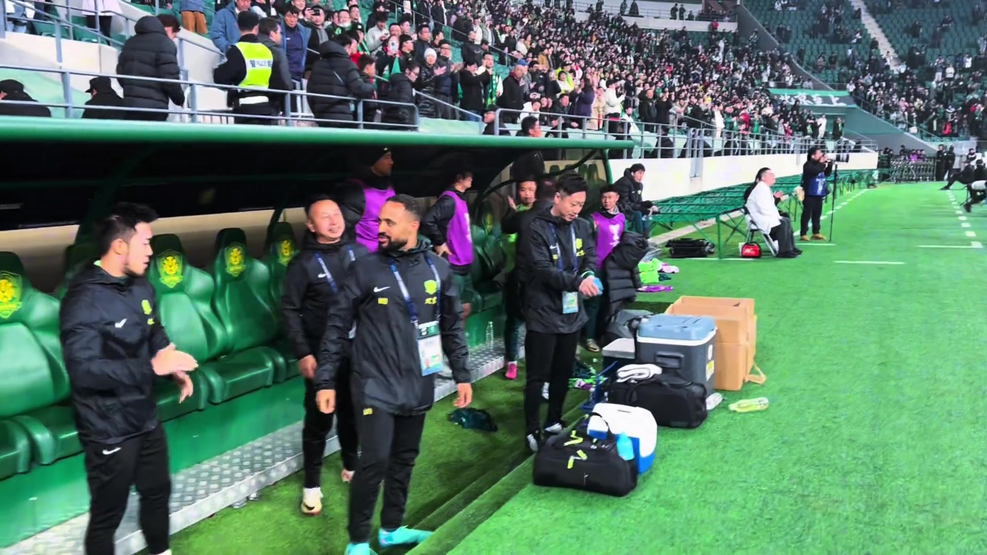 實拍亞冠大勝對手止頹勢賽后國安教練席如釋重負