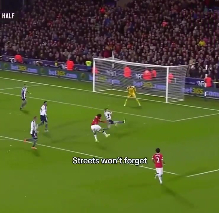 曾經(jīng)的費萊尼也像現(xiàn)在的馬奎爾一樣為曼聯(lián)攻城拔寨