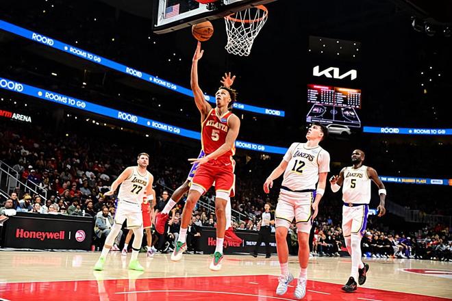 面對湖人刷出生涯助攻數(shù)新高，老鷹後場新星正在發(fā)生各種蛻變？