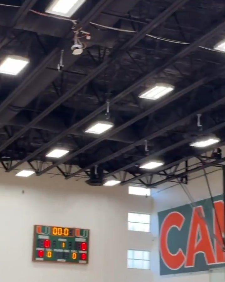 這氛圍真好楊瀚森在訓(xùn)練中扔進(jìn)超遠(yuǎn)彈地三分隊友們一片歡呼