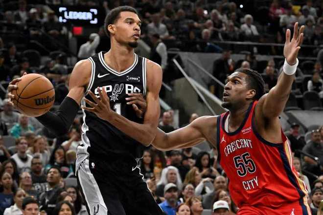 文班18+18馬刺險勝鵜鶘 福克斯復(fù)出首秀24分墨菲41+9