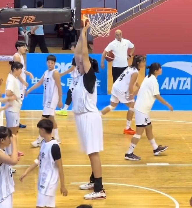 三人包夾防不??！2.26米張子宇兩戰(zhàn)24中22轟55分：僅登場34分鐘