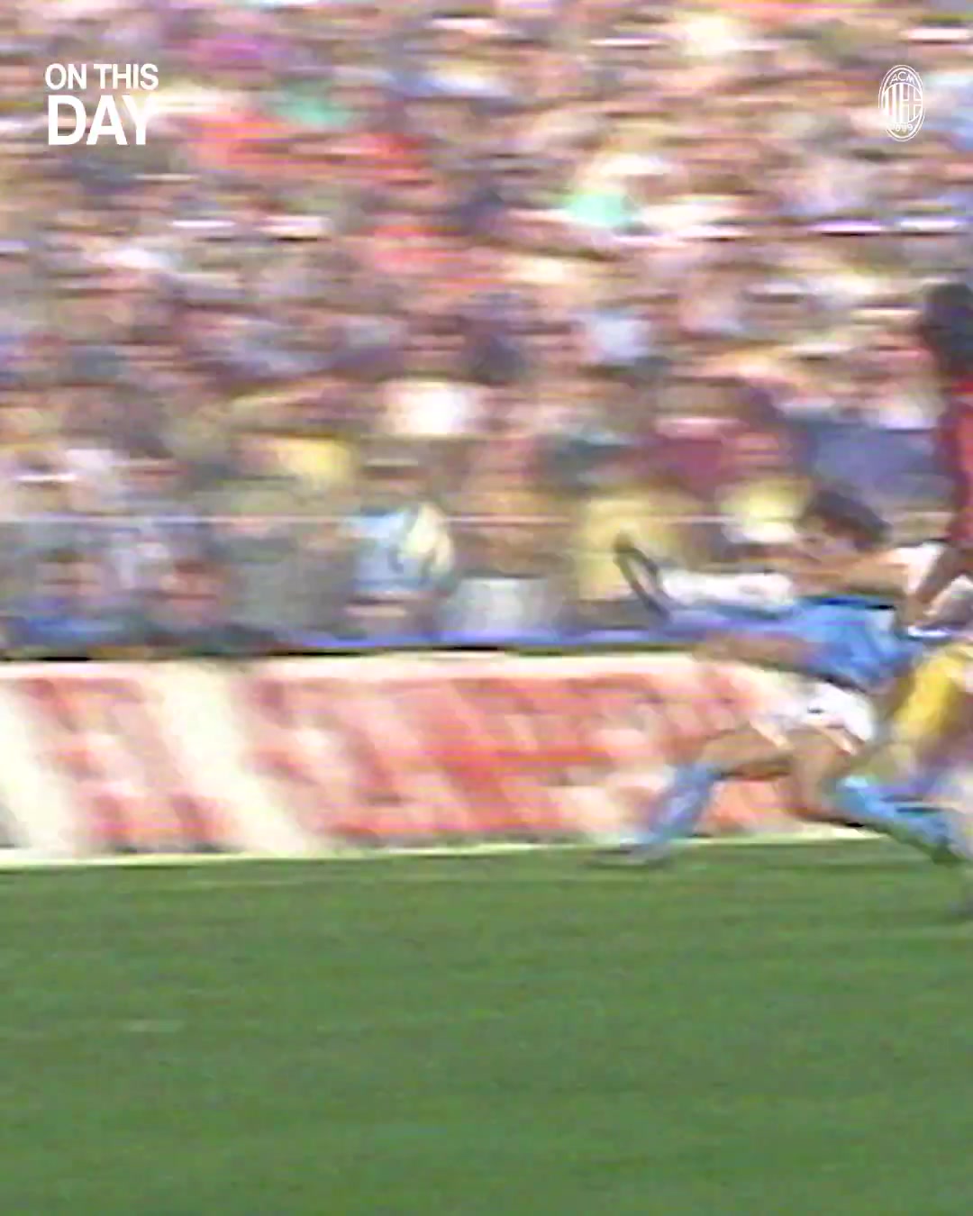 令人難忘范巴斯滕在客場對(duì)陣那不勒斯時(shí)打進(jìn)四球