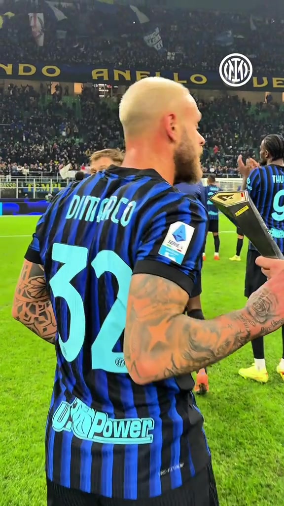 送穿透力極強(qiáng)助攻迪馬爾科賽后領(lǐng)取單場MVP獎(jiǎng)杯